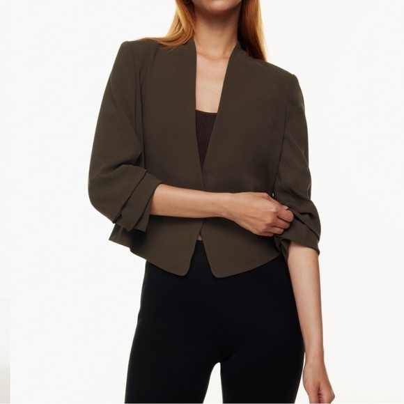 Aritzia Babaton Power Short Blazer in Pistachio Green - Picture 3 of 12